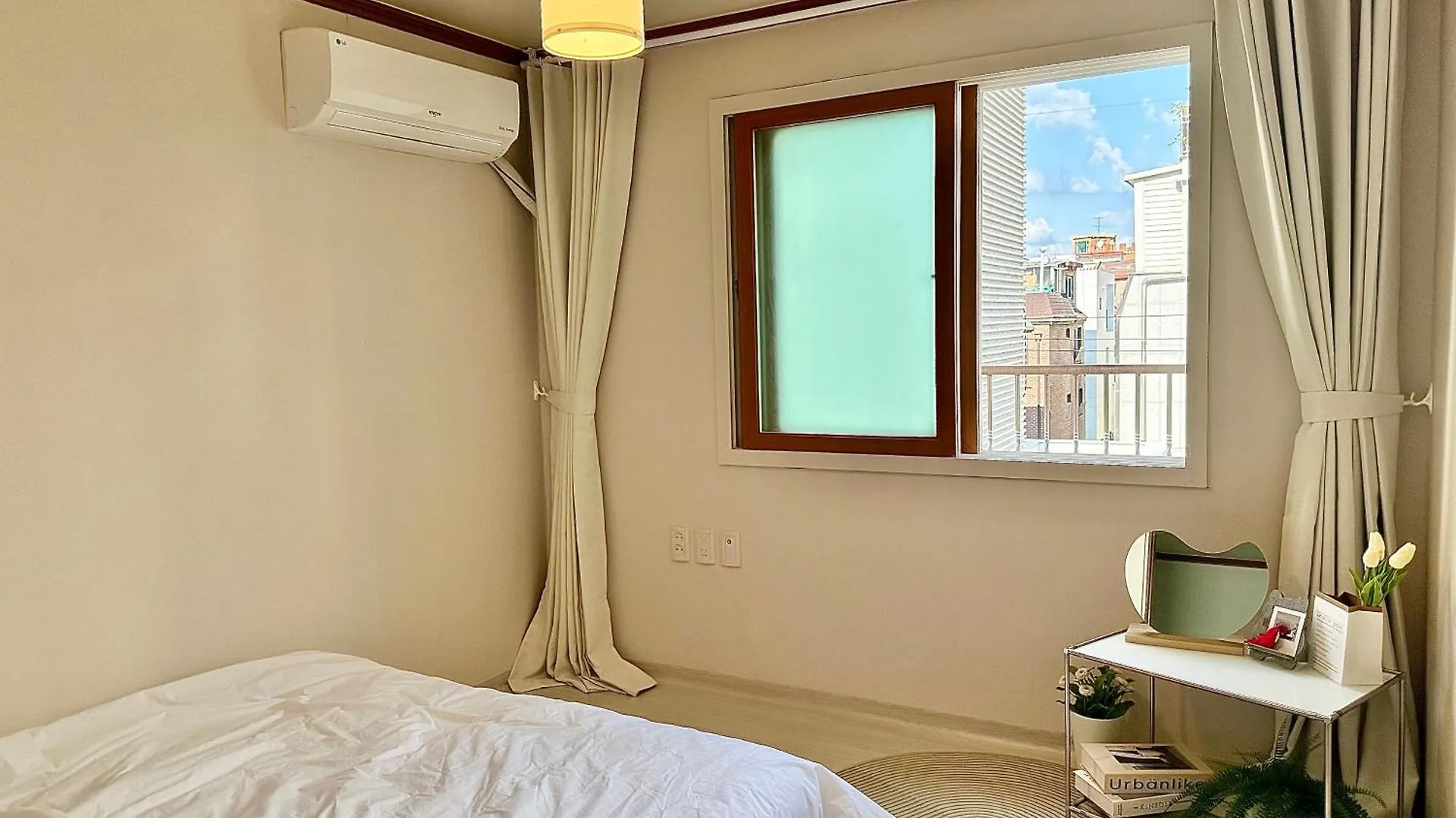 Villa New, 3Min To Hapjeong St, Airport Bus Stop, 8Min To Hongdae & Mangwon Market, Han River Park, 2Br 3Qb Full Of Sunshine, Hotel Bedding, City Nature Seoul