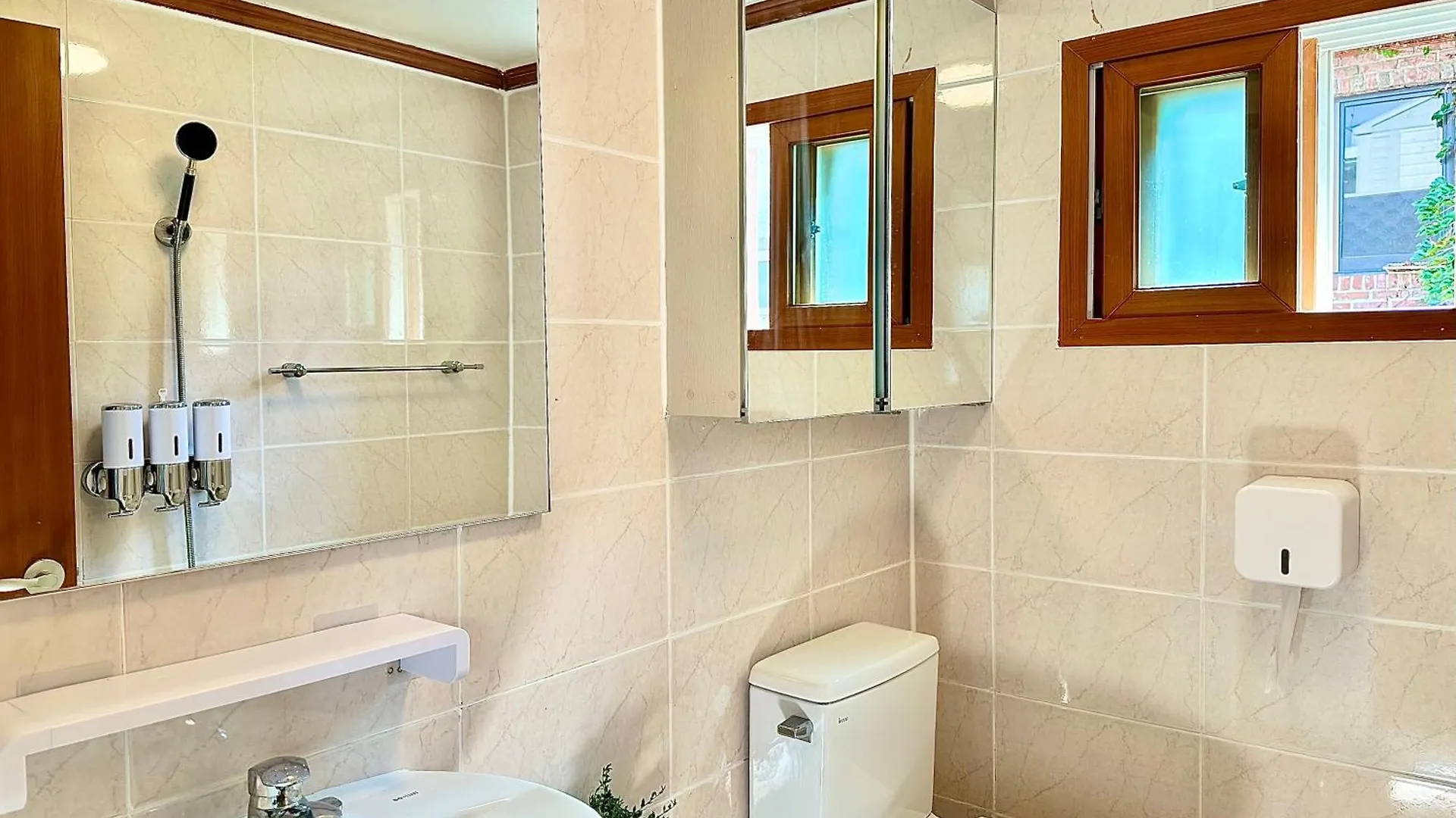 New, 3Min To Hapjeong St, Airport Bus Stop, 8Min To Hongdae & Mangwon Market, Han River Park, 2Br 3Qb Full Of Sunshine, Hotel Bedding, City Nature Seoul 0*,
